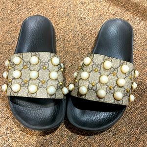 Gucci tan/brown logo pearl slides W size 7